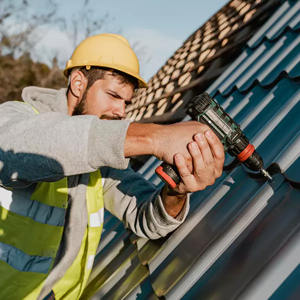 Why Everett Property Owners Choose Everett Roofing Contractor for Metal Roof Replacement?