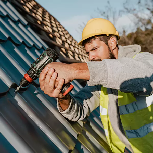 Why Everett Homeowners Choose Everett Roofing Contractor for Steel Roof Repair Service?
